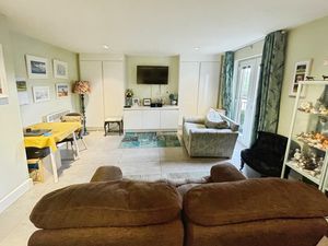 Lounge- click for photo gallery